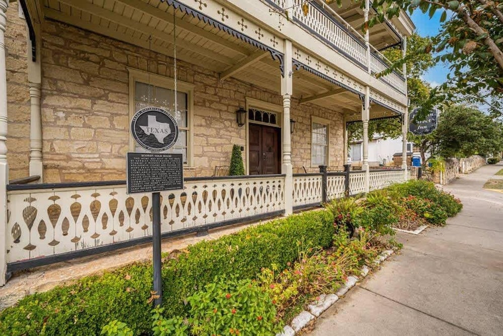 Luxurious Historic 5BR Fredericksburg inn w spa