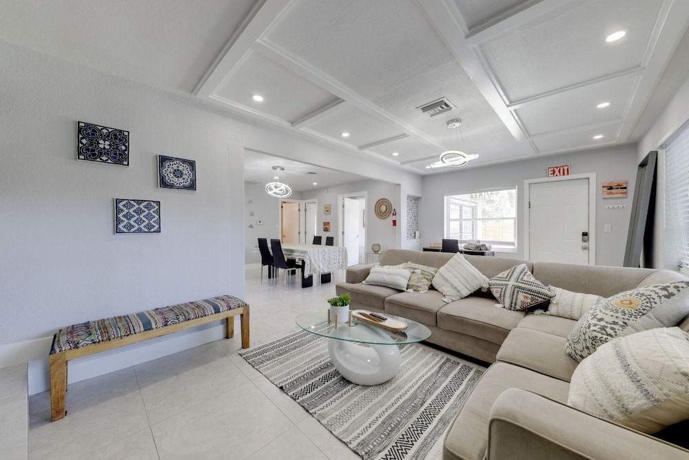 3 Mi to Beach & Boardwalk: Hollywood Spa House