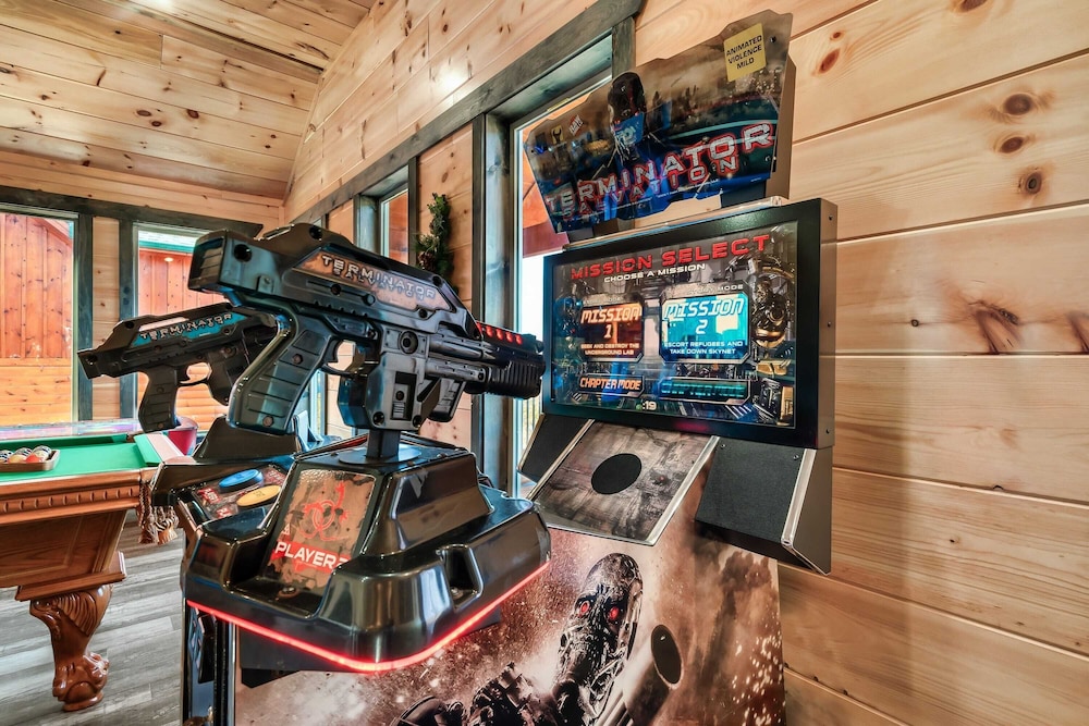 2 Homes Firefly Trail Way by Avantstay Sleeps 28, Indoor Pool + Hot Tub + Movie Theater & Game Room