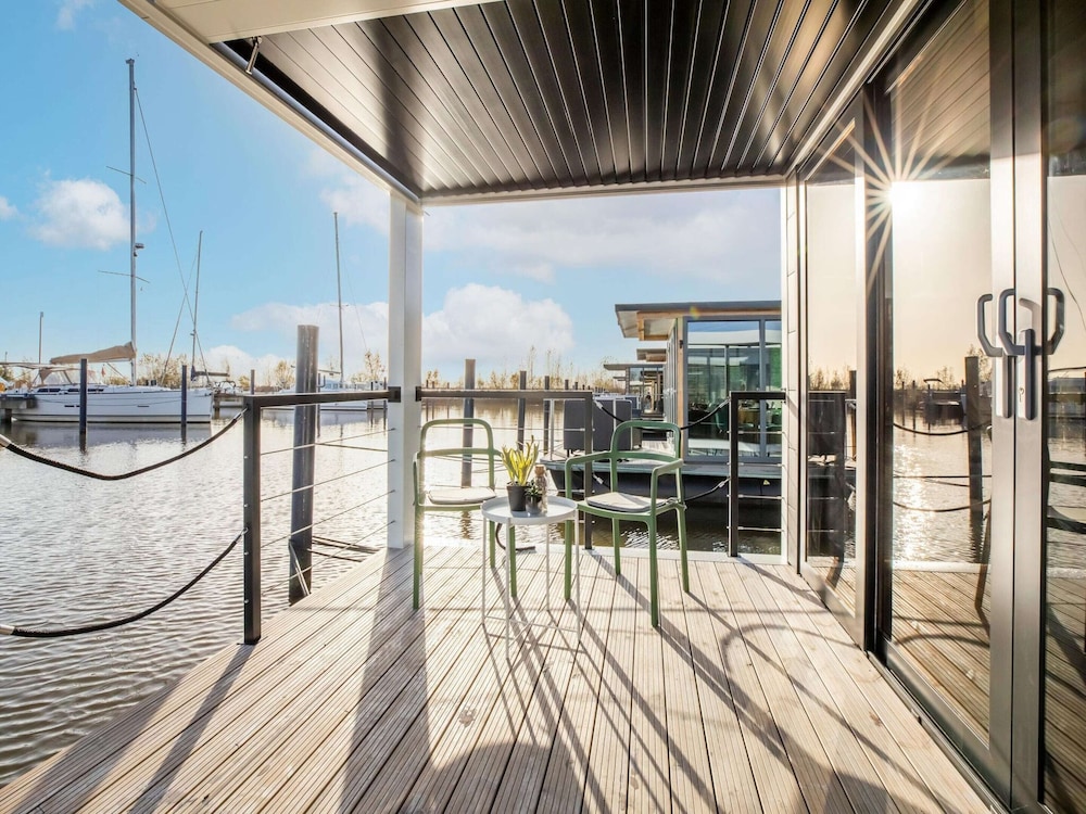 Beautiful Houseboat With Shared Pool view 4