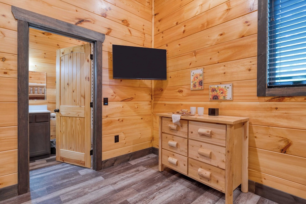 All Fun & Games by Avantstay Indoor Pool, Game Room, Theater, Mountain Views Near Pigeon Forge & Dollywood