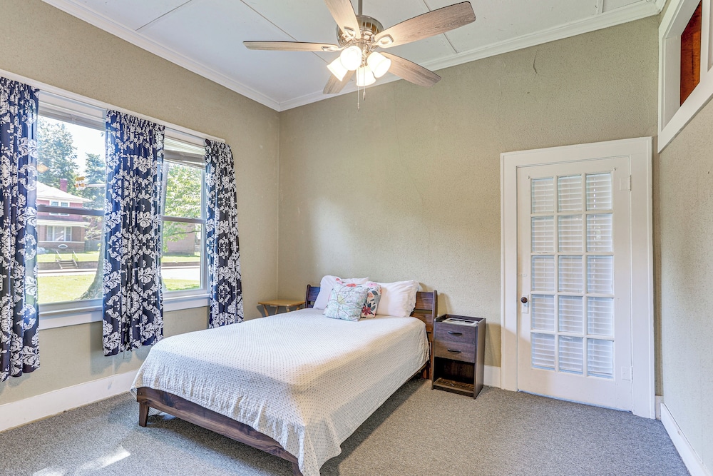 Jackson Family Home ~ 5 Mi to Downtown!
