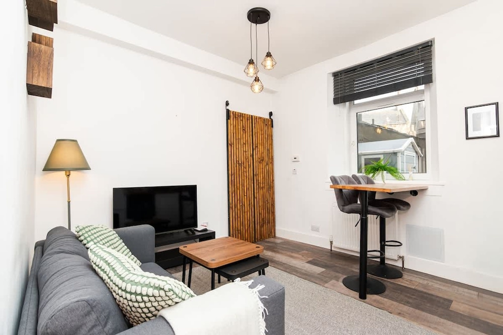 1 Bedroom Apartment-free Parking