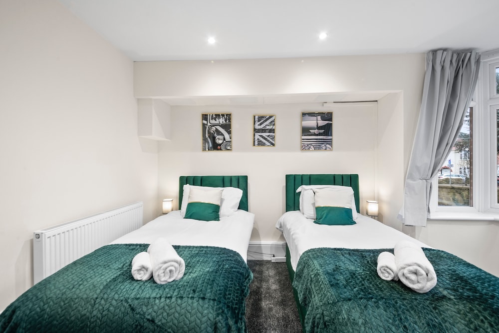 Large 5 Bedroom-free Parking-great Transport Links