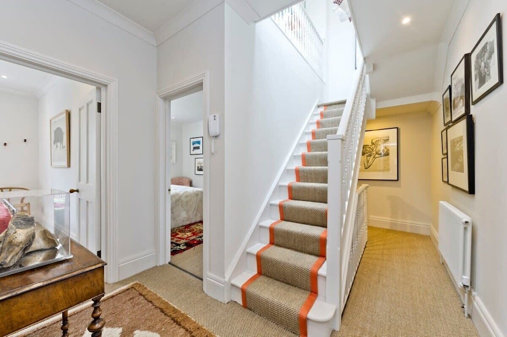 Gorgeous & Grand 5 Bed House, Holland Park