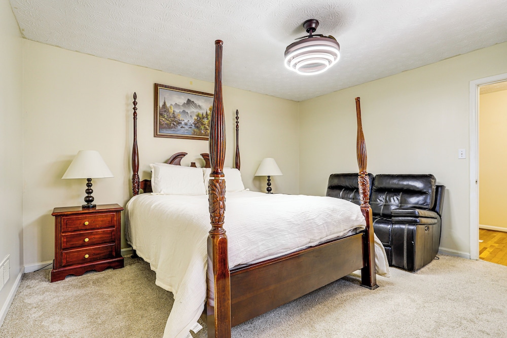 Private Hot Tub & Deck: Family Gem in Alpharetta