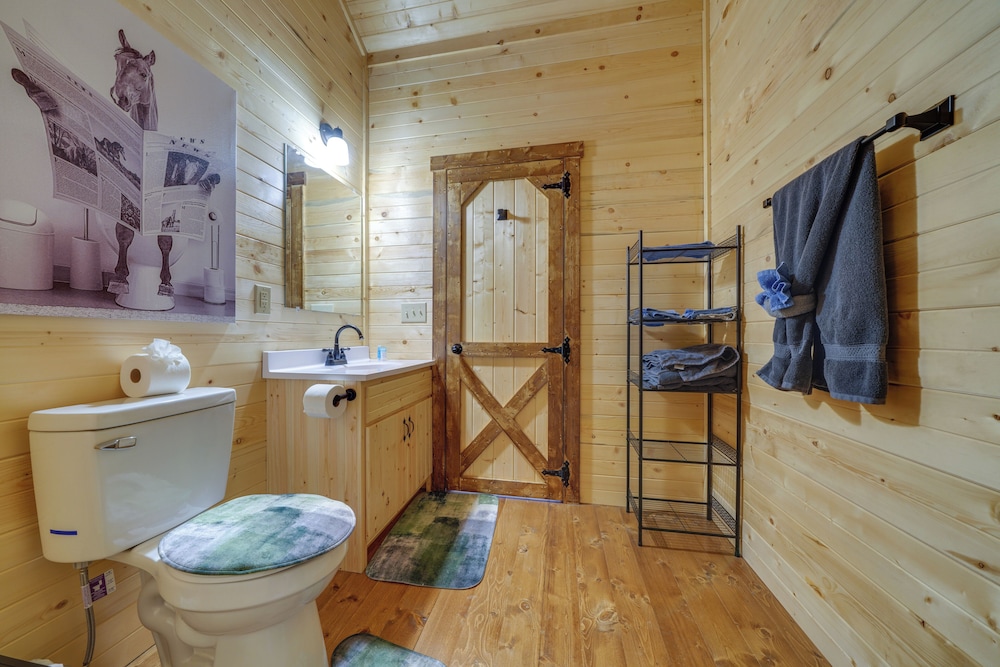 28 Mi to Downtown Louisville: Serene Farm Getaway