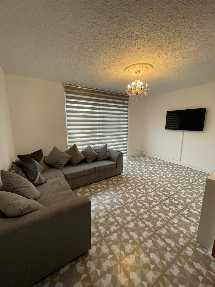 3-bed House - Garden & 30 Mins to Central London