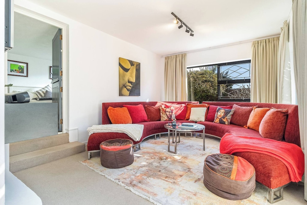 Charming Garden Cottage, Campsbay, Cape Town