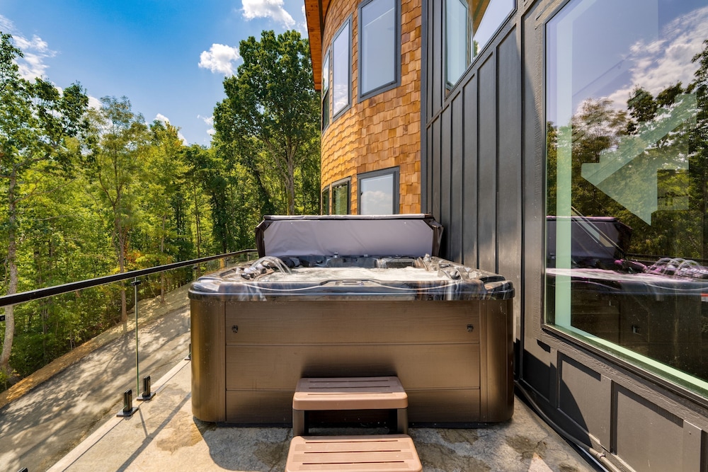 Bear Rug Inn Luxe Stays Pool Views Game Room