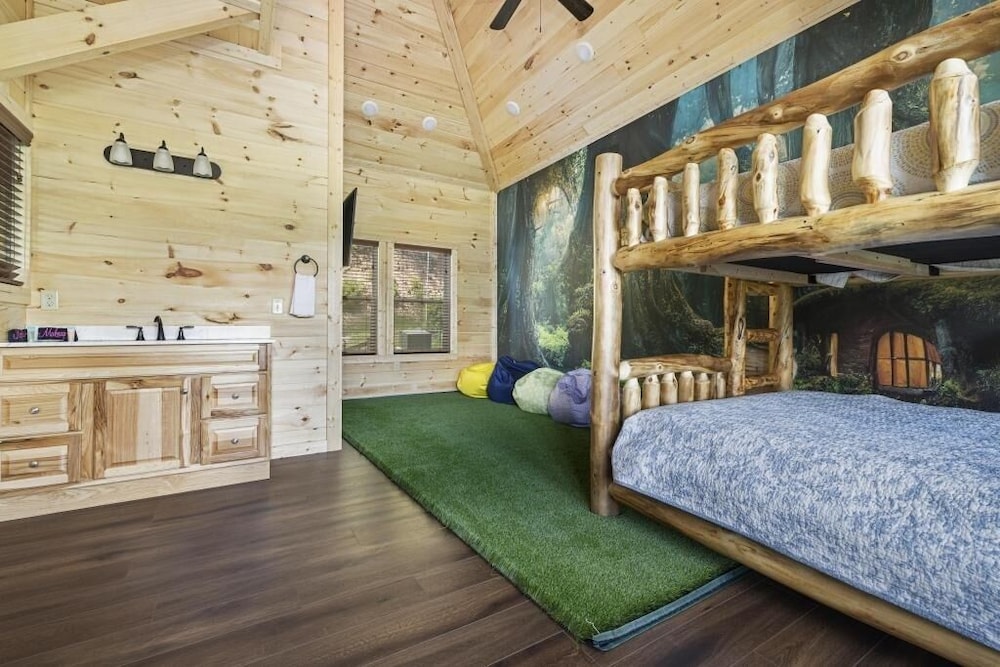 Bare Fu't Chateau - 4 Bedrooms, 4 Baths, Sleeps 14 Home by RedAwning