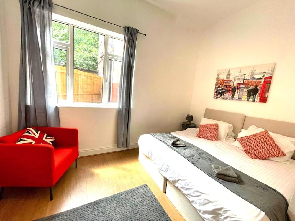 Spacious 2-bed Apartment With Hot tub and Parking view 5