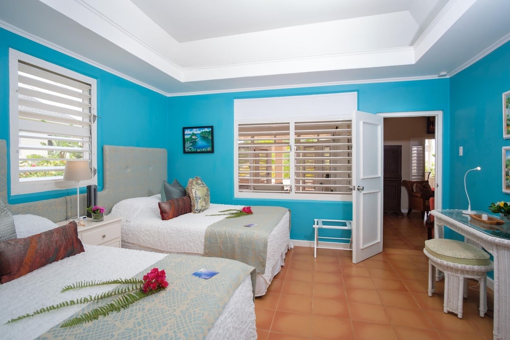 Dreamin Villa - 3 B R Beachfront w Staff