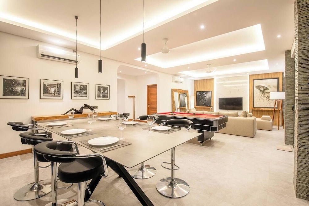 Elegant 3BR Retreat Stylish Modern Villa Seminyak