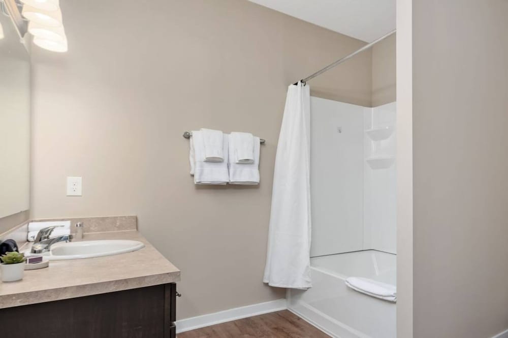 Pet-friendly 2BR On 1st Floor Parking W D
