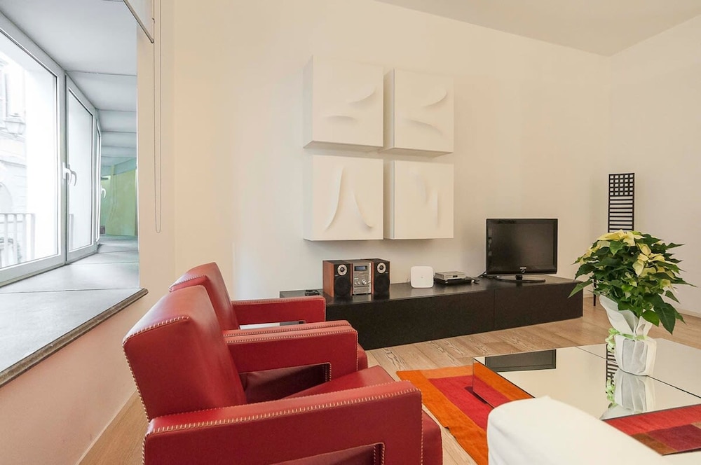 In Rome at Spanish Steps Classy Apartment With Modern Design in an Historic Palazzo