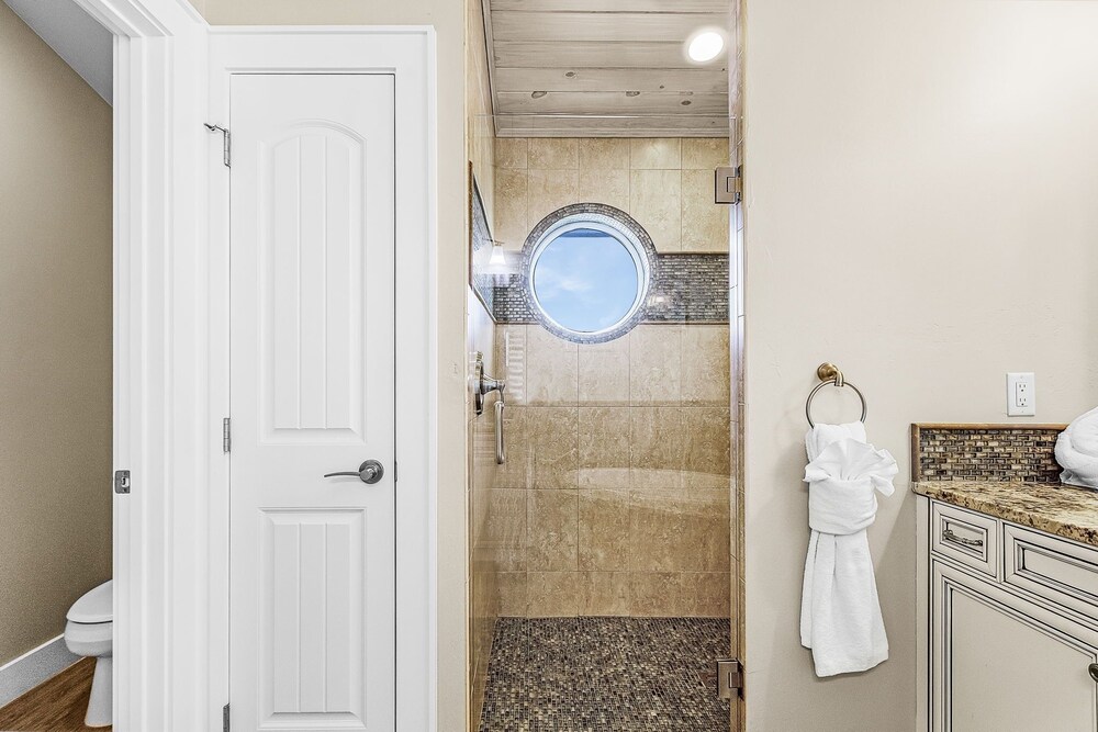 571 Seabatical: Canal Front With Pool! 5 Bedroom Home