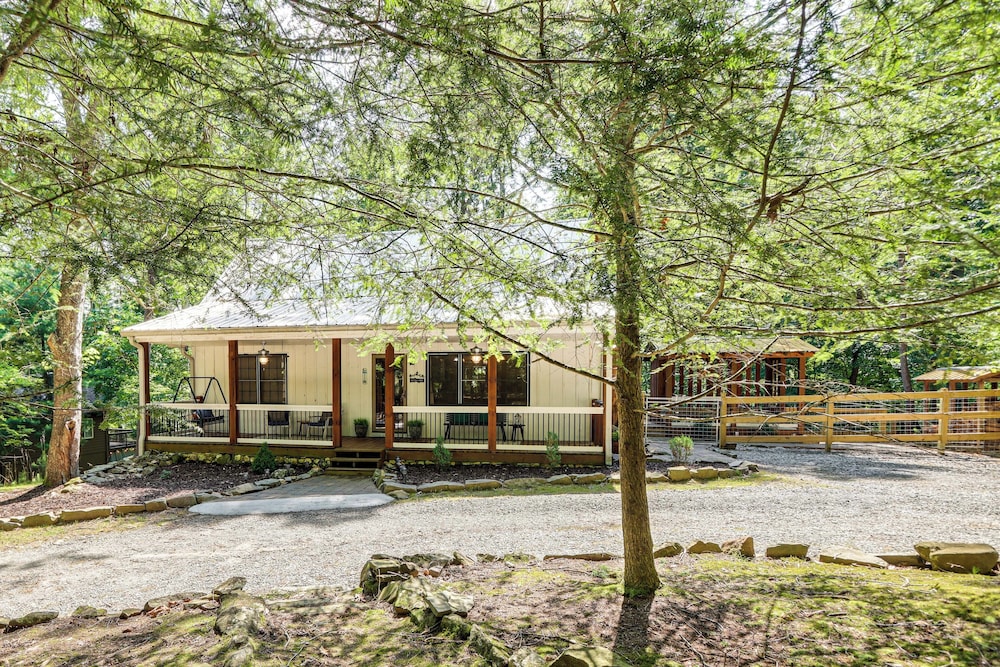 Cozy Ellijay Cabin: Hot Tub, Yard, & Resort Access
