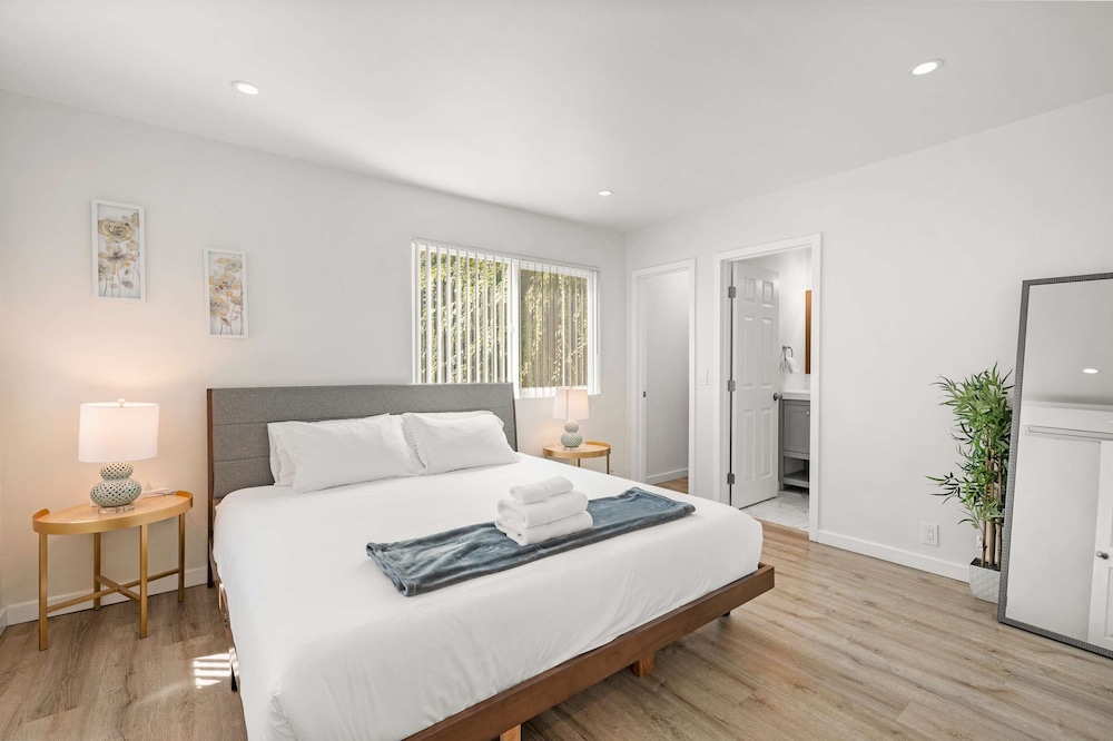 Foothills Oasis w Private Balcony Free Parking 3