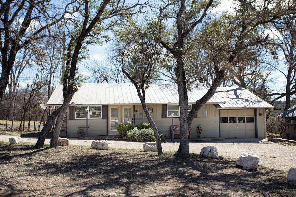Hill Country Retreat 2 Bedroom 2 Bath