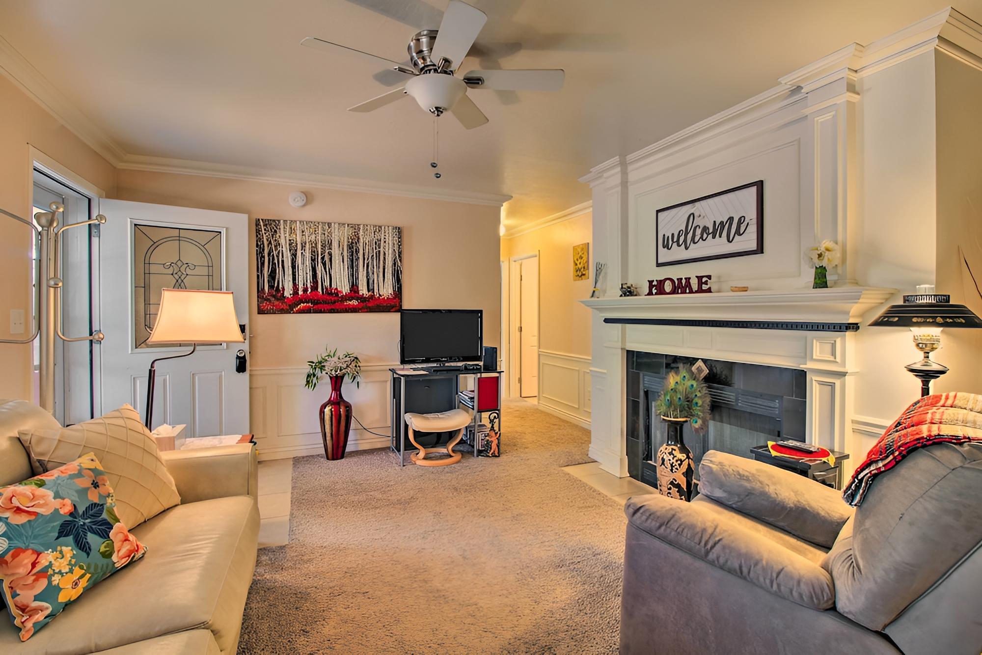 Quaint Show Low Cabin w/ 2 Decks & Gas Grill! view 3