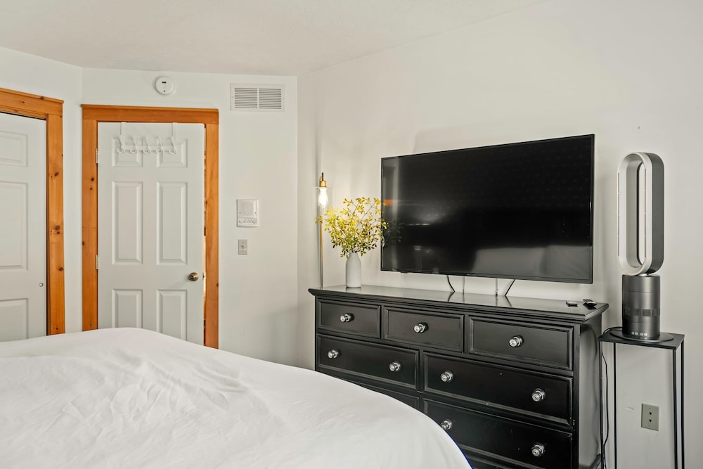 Mountain Escape With Game Room Balcony Stunning Views in the Poconos Christina