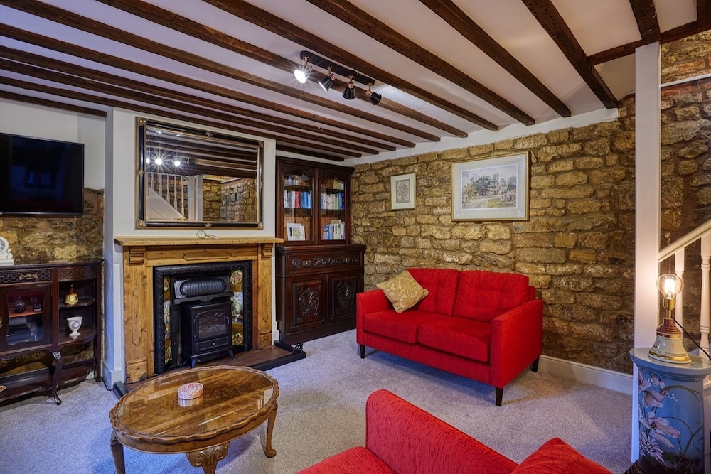 Fab 2 Bed Cotswolds Cottage With Private Courtyard view 4