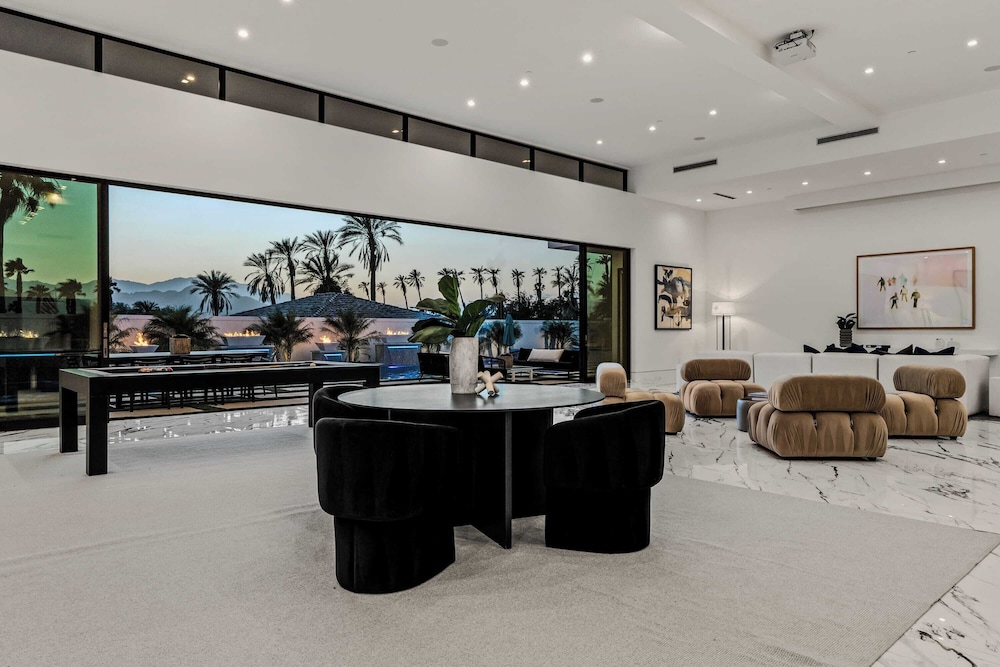 Sleeps 31 2 Luxury Villas w/ Pool + Spa, Putting Green Bravo by Avantstay