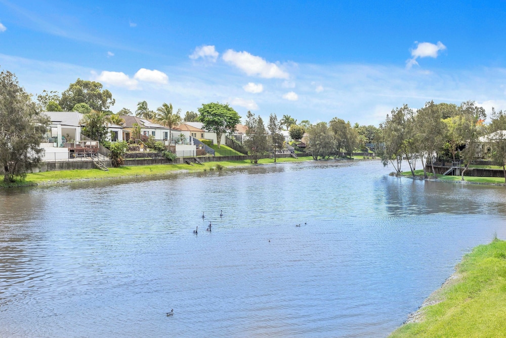 Waterfront Canal Escape in Burleigh