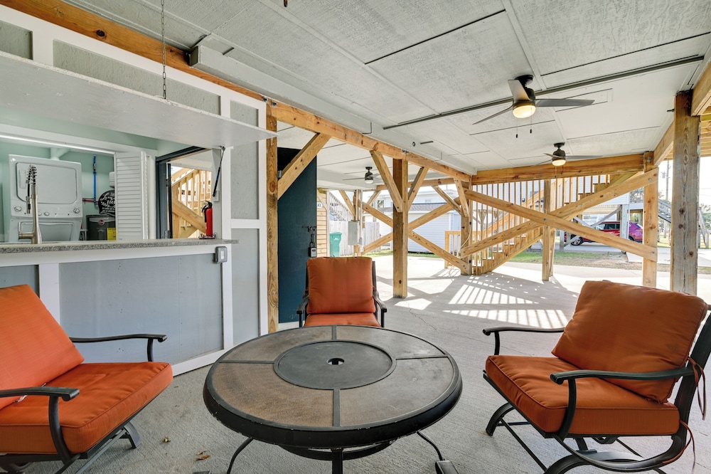 1 Block to Beach: Home w/ Patio in Murrells Inlet!