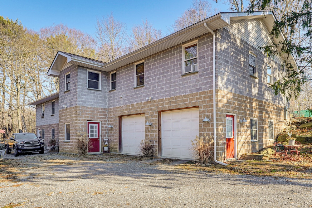 Near Historic Sites: Colorful Hyde Park Apartment!