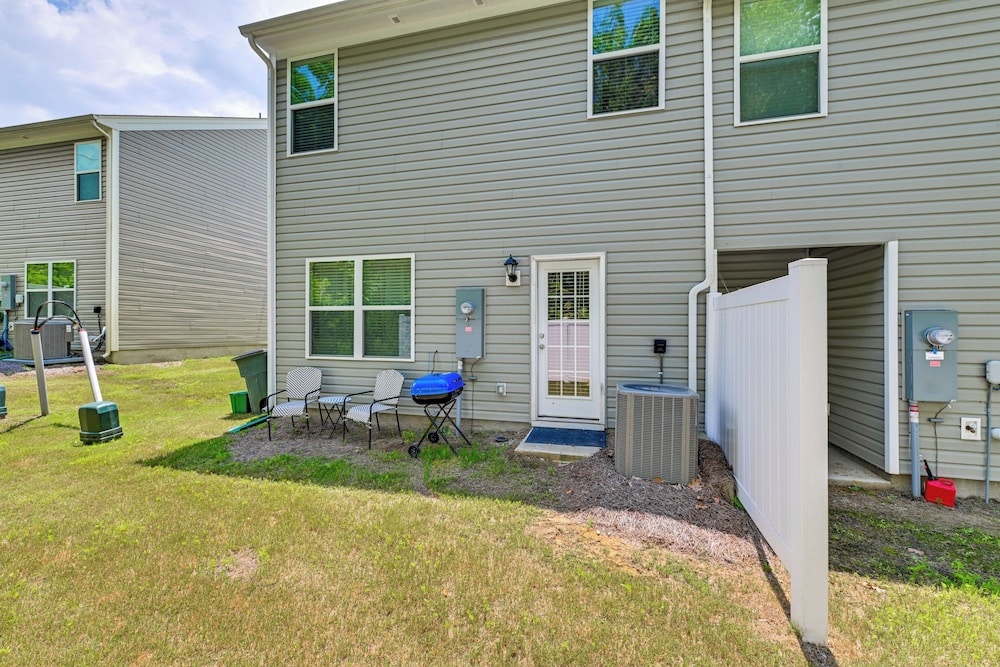 7 Mi to Uptown - Pet-friendly 2-story Townhome!
