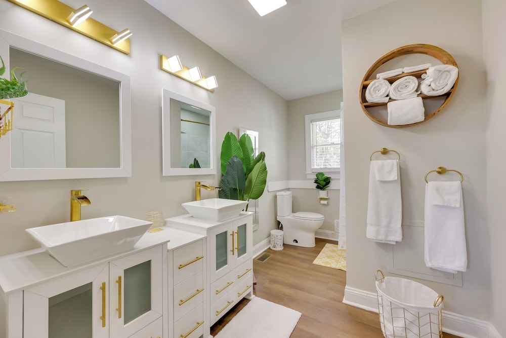 < 2 Mi to Ecu: Cozy Greenville Getaway w/ Porch!