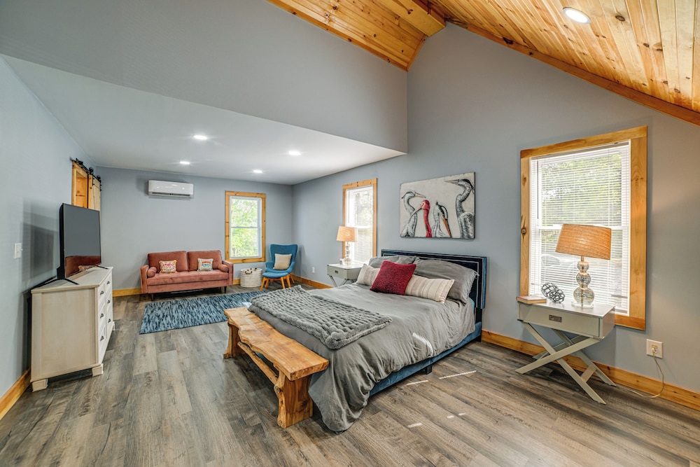 Game Room & Screened Porch: Kentucky Lake Retreat!