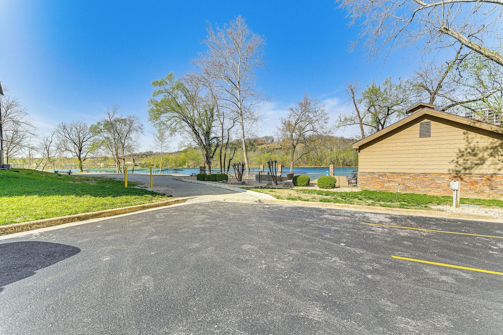 2 Mi to Branson Landing: Quiet Home w/ Lake View