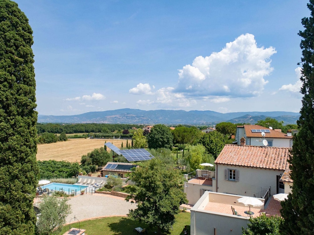 Plush Holiday Home in Cortona with Hot Tub view 3
