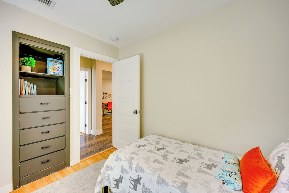 San Antonio Home, 2 Mi to Airport - Pets Welcome!