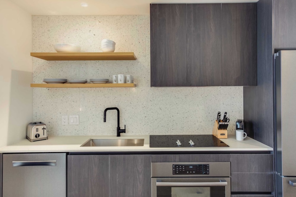 Luxe High Rise Near DT Austin w/ Views Rooftop Pool, Gym, & Luxe Amenities