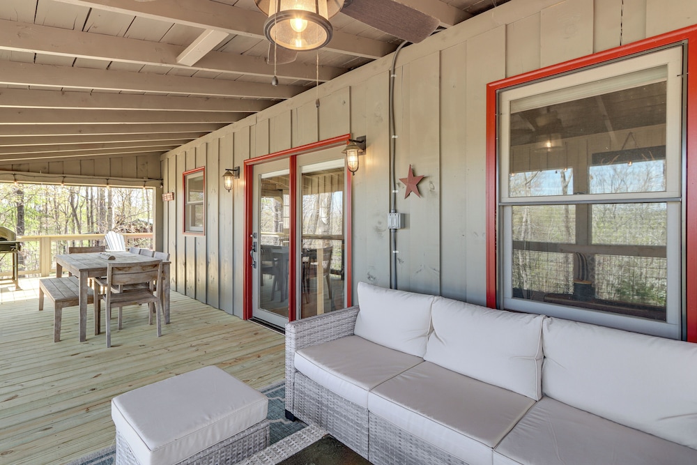 3 Mi to Dtwn: Blue Ridge Cabin w/ Hot Tub & Views