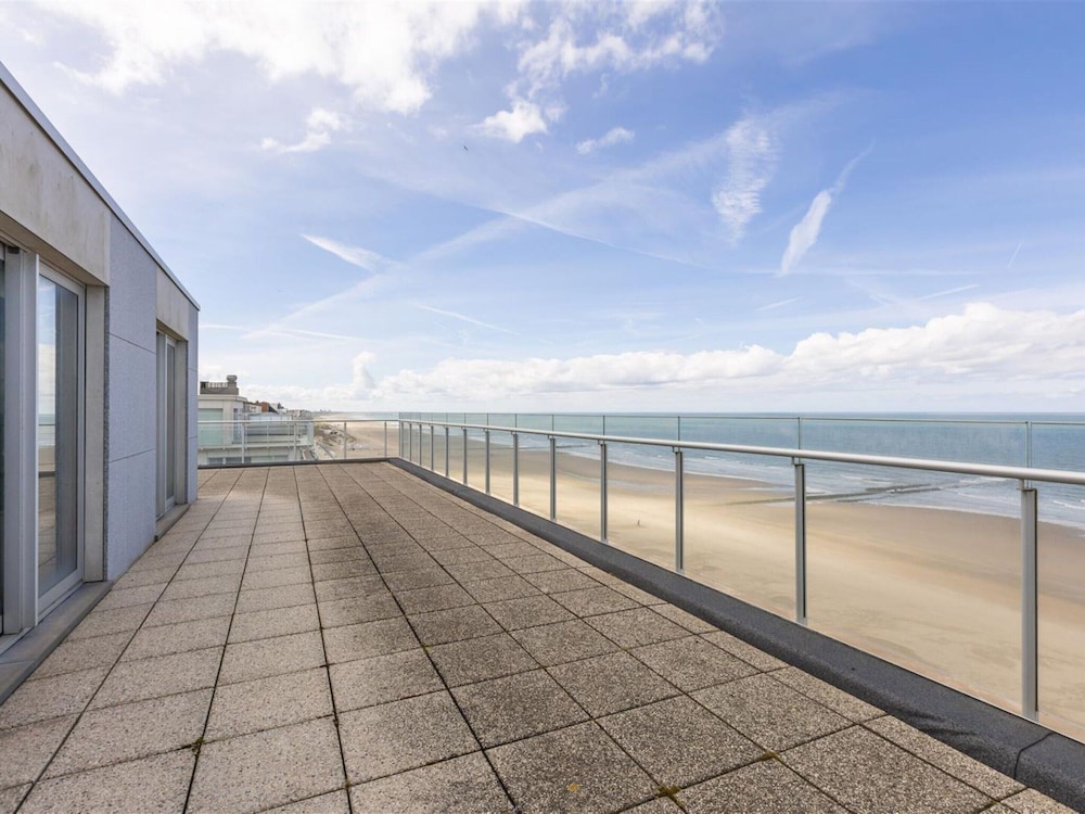 Apartment on Zeedijk With Sea Views