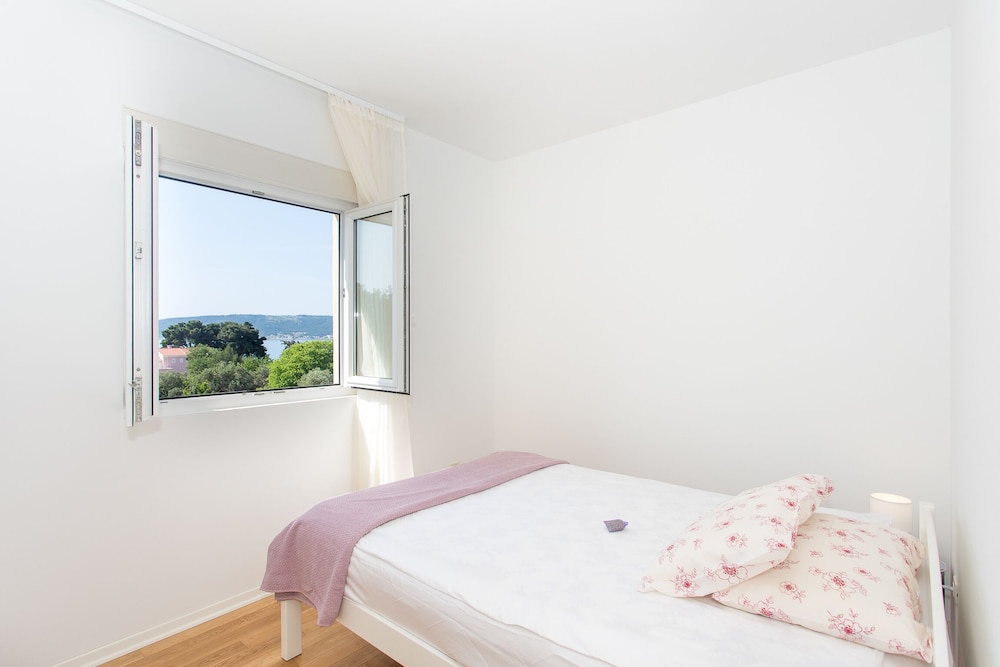 Summer Seaside Pearl Apartment Kastela view 4