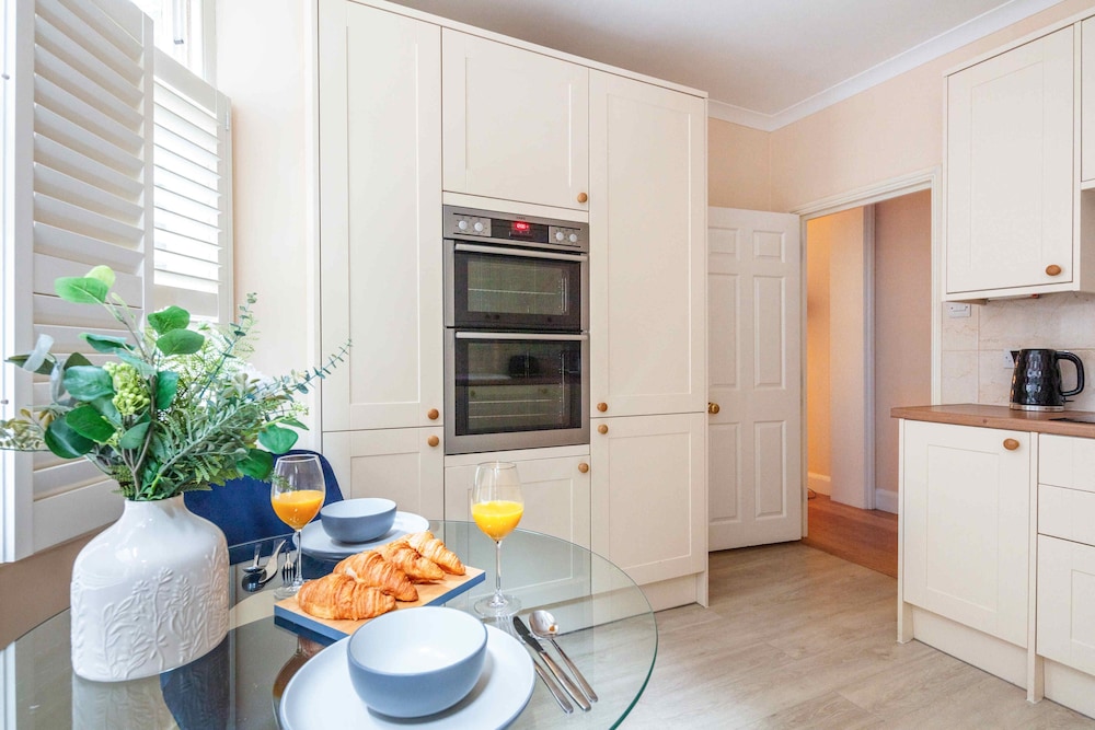 Stylish 3BR 2BA in Mayfair by Hyde Park
