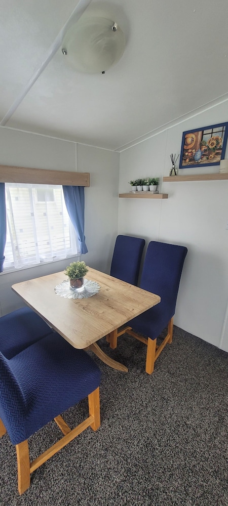 Stunning Holiday Home Beautiful Lakeside Views 15 Mins From Goodwood