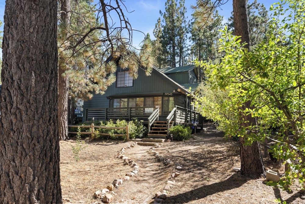 Hesperia Vacations - The Lakehouse Cabin - Property Image 1