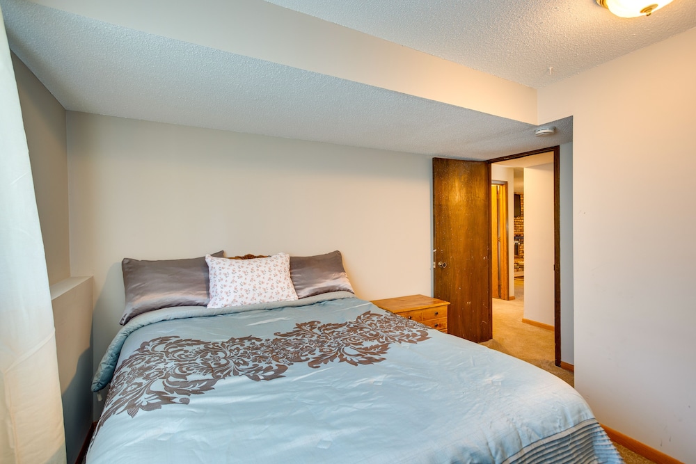 Spacious Family Home: 11 Mi to Dtwn Minneapolis!