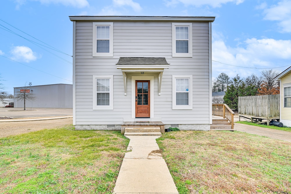 Charming Abode ~ 2 Mi to Mississippi State Campus! view 4