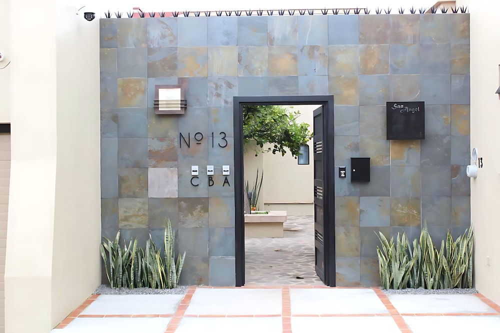 Luxurious 3 Bedroom in Ajijic - Sleeps 6 - Private Gym - Pickleball Court -