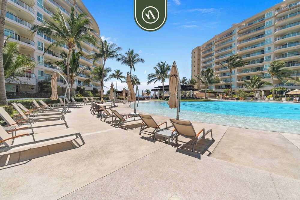 Oceanfront 2 BR Condo - Beach - Restaurant - Gym