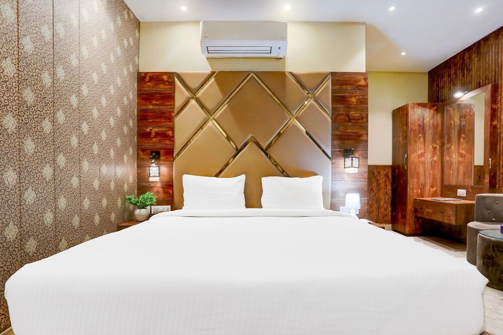 Luxurious Family Retreat With Pool in Patna