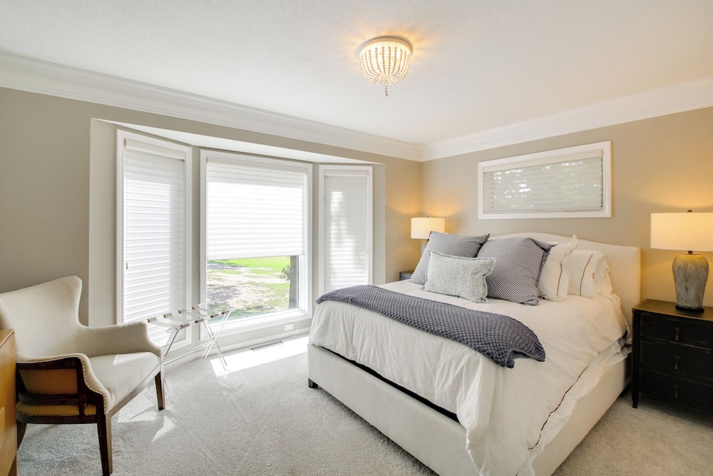 Golf Course View: Elegant Hot Springs Village Home